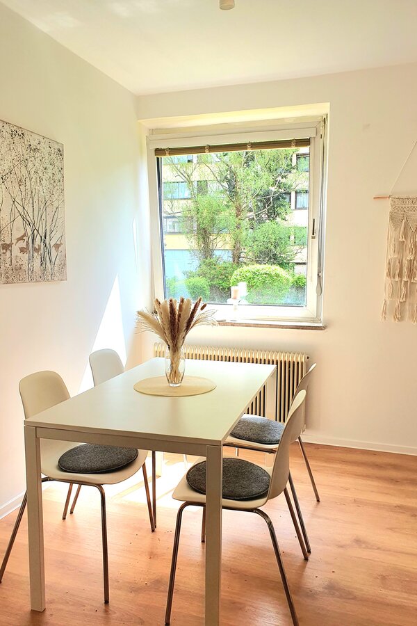 Bright dining area with natural light – 3-room apartment, short-term rental & temporary housing for 1 to 6 months in Graz