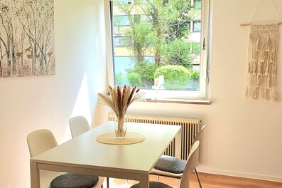 Bright dining area with natural light – 3-room apartment, short-term rental & temporary housing for 1 to 6 months in Graz