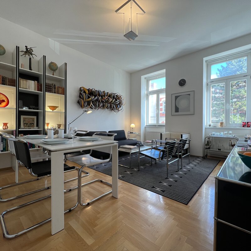 Helles Wohnzimmer mit Esstisch & Designmöbeln – 2-Zimmer Wohnung zur Kurzzeitmiete & Wohnen auf Zeit 1 bis 6 Monate in Wien