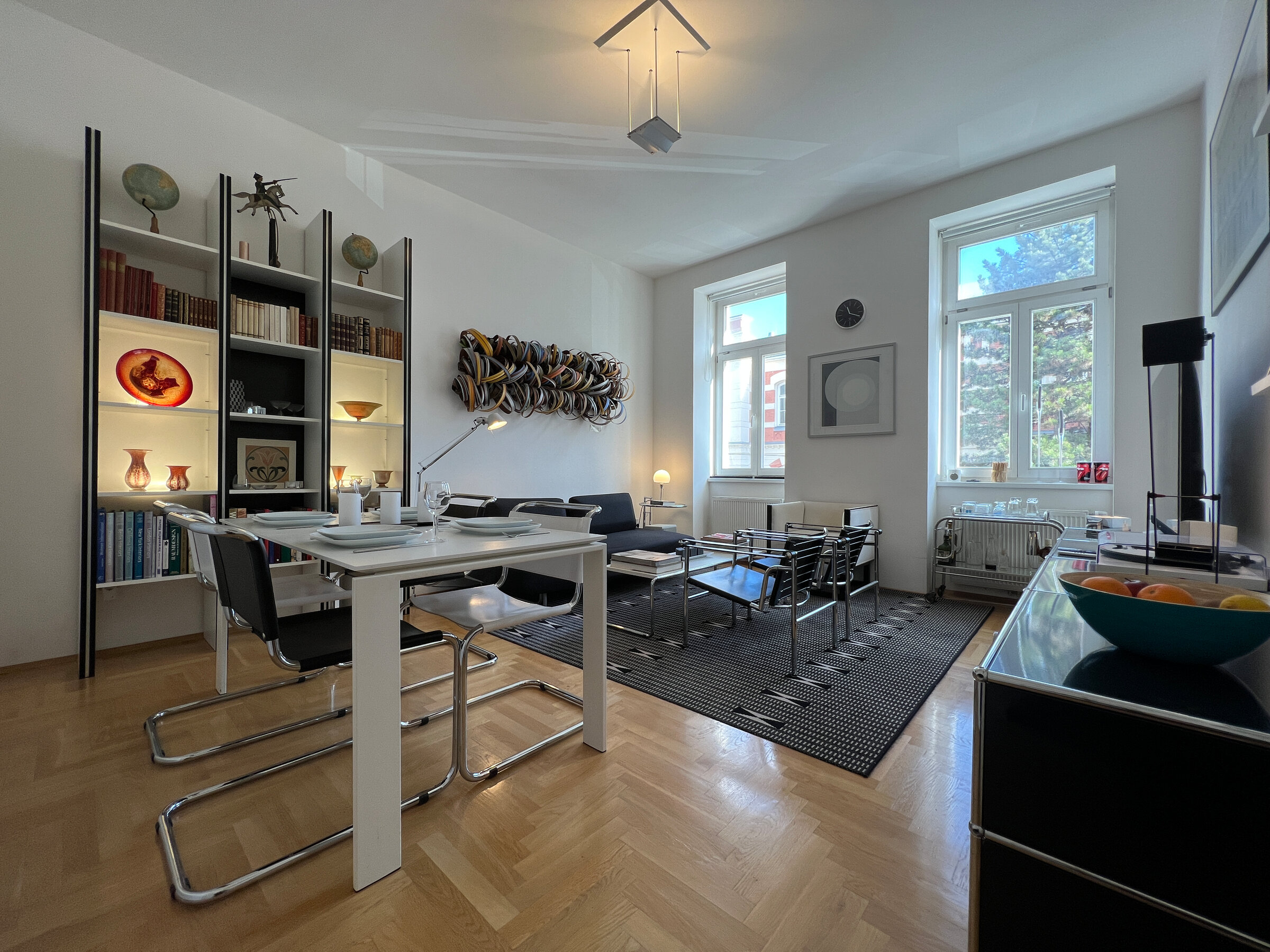 Helles Wohnzimmer mit Esstisch & Designmöbeln – 2-Zimmer Wohnung zur Kurzzeitmiete & Wohnen auf Zeit 1 bis 6 Monate in Wien