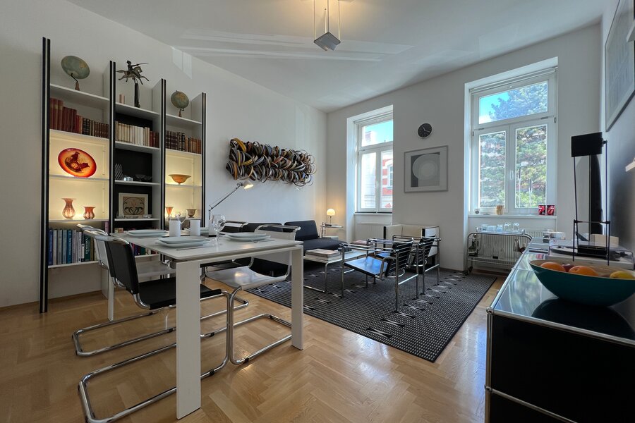Helles Wohnzimmer mit Esstisch & Designmöbeln – 2-Zimmer Wohnung zur Kurzzeitmiete & Wohnen auf Zeit 1 bis 6 Monate in Wien