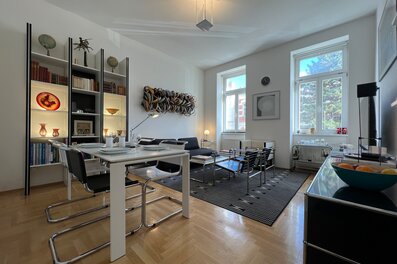 Helles Wohnzimmer mit Esstisch & Designmöbeln – 2-Zimmer Wohnung zur Kurzzeitmiete & Wohnen auf Zeit 1 bis 6 Monate in Wien