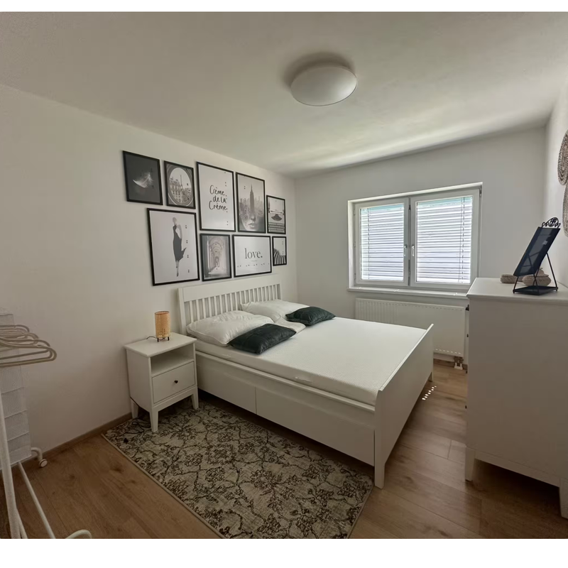 Bright bedroom with double bed & storage – 2-room apartment, short-term rental & temporary housing 1 to 6 months, Graz