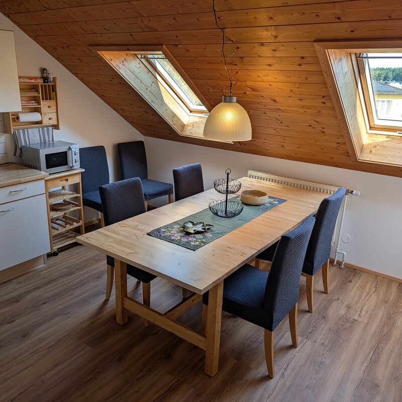 Helle Dachgeschoss-Wohnung mit Essbereich & Küche – 3-Zimmer Kurzzeitmiete & Wohnen auf Zeit für 1 bis 6 Monate in Lenzing