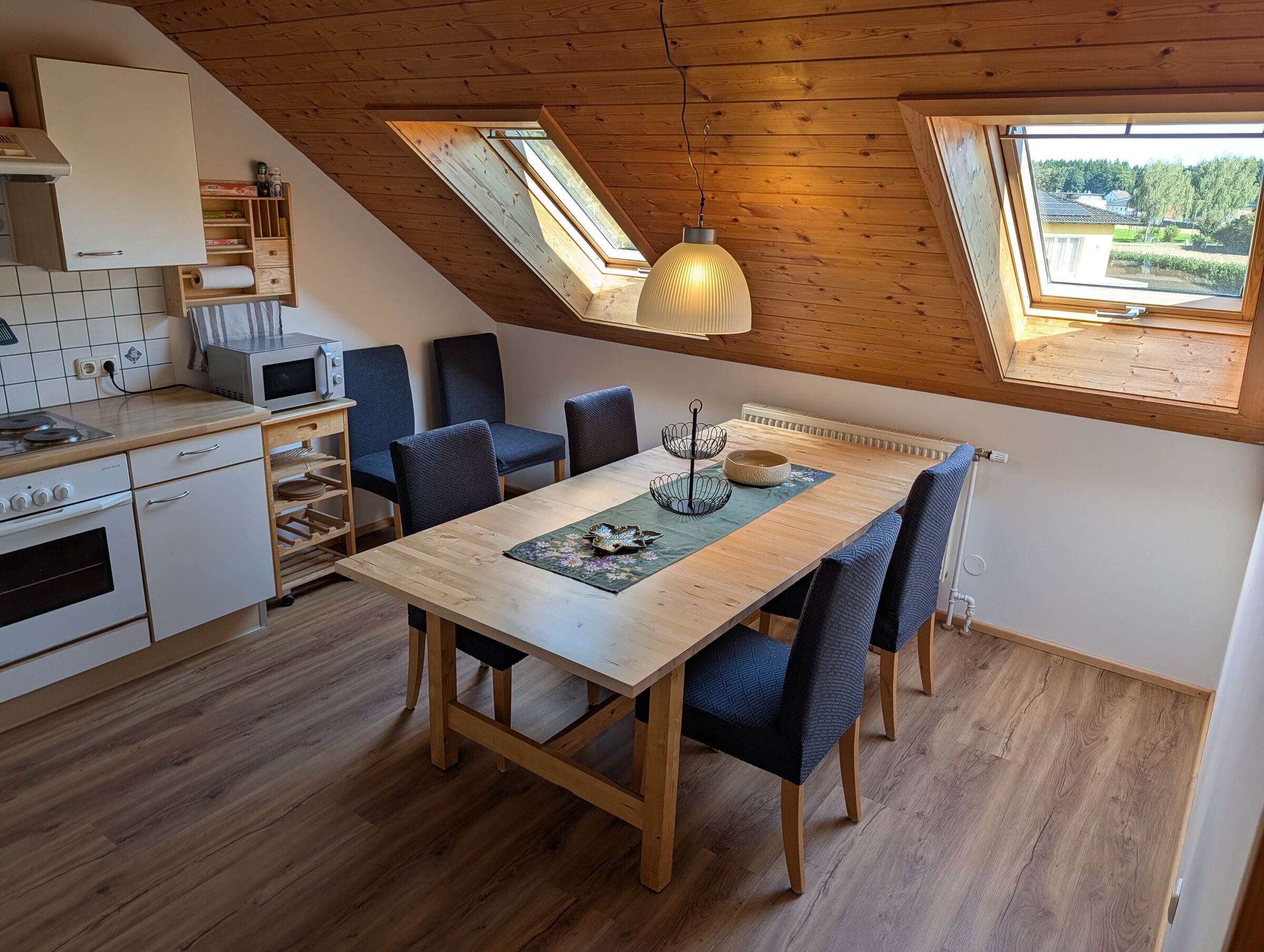 Helle Dachgeschoss-Wohnung mit Essbereich & Küche – 3-Zimmer Kurzzeitmiete & Wohnen auf Zeit für 1 bis 6 Monate in Lenzing