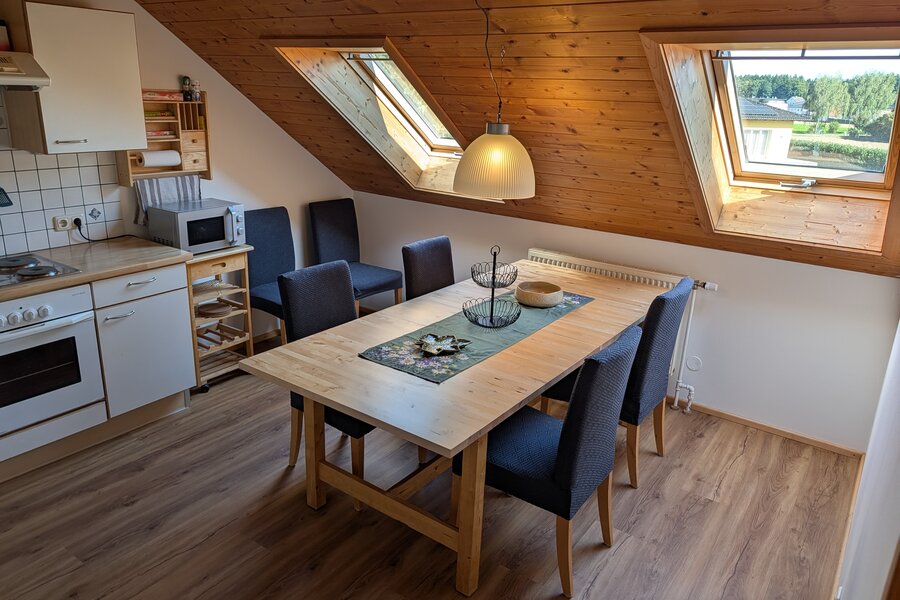 Helle Dachgeschoss-Wohnung mit Essbereich & Küche – 3-Zimmer Kurzzeitmiete & Wohnen auf Zeit für 1 bis 6 Monate in Lenzing