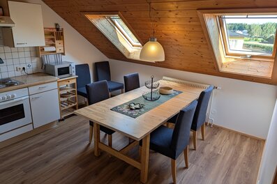 Helle Dachgeschoss-Wohnung mit Essbereich & Küche – 3-Zimmer Kurzzeitmiete & Wohnen auf Zeit für 1 bis 6 Monate in Lenzing