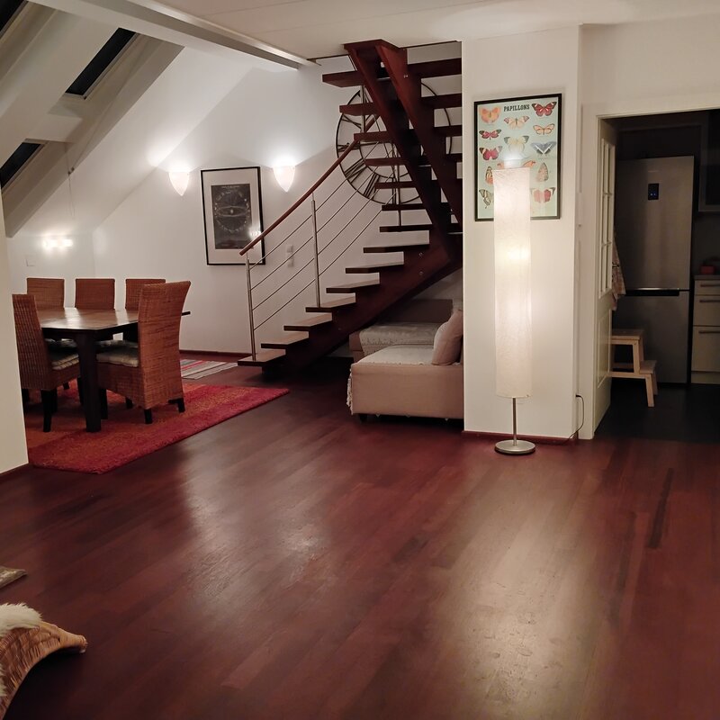 Offener Wohnbereich mit Galerie & dunklem Holzboden – 3-Zimmer Wohnung zur Kurzzeitmiete, Wohnen auf Zeit 1 bis 6 Monate, Wien