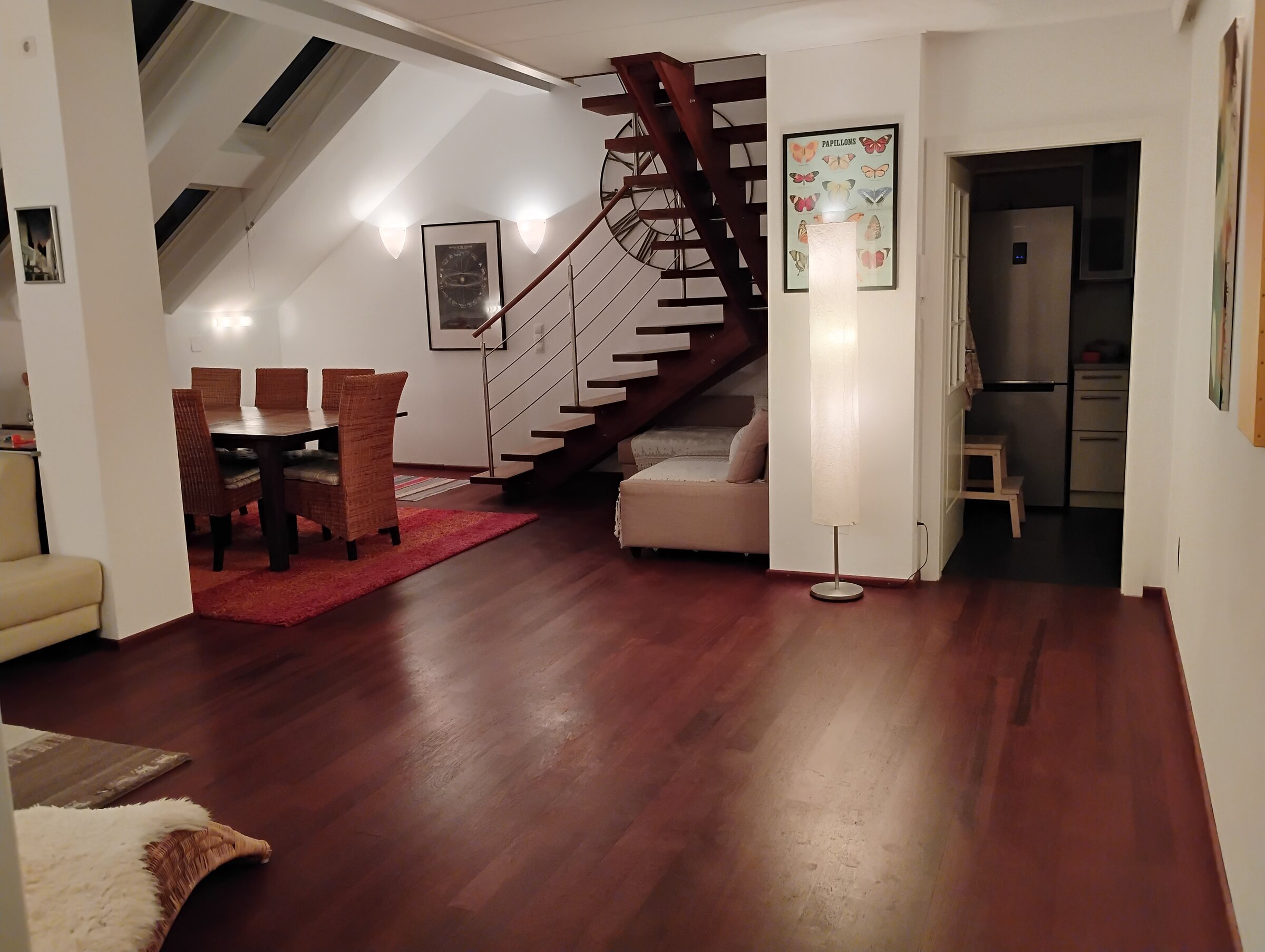 Offener Wohnbereich mit Galerie & dunklem Holzboden – 3-Zimmer Wohnung zur Kurzzeitmiete, Wohnen auf Zeit 1 bis 6 Monate, Wien
