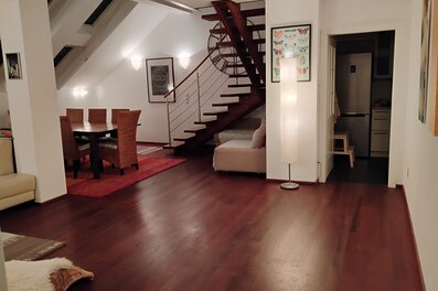 Offener Wohnbereich mit Galerie & dunklem Holzboden – 3-Zimmer Wohnung zur Kurzzeitmiete, Wohnen auf Zeit 1 bis 6 Monate, Wien