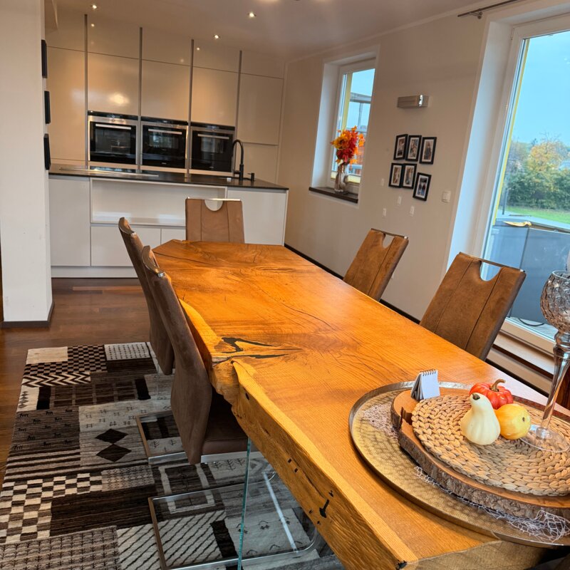 Open kitchen-dining area with solid wood table – 4-room apartment, short-term rental & temporary housing for 1 to 6 months in Salzburg