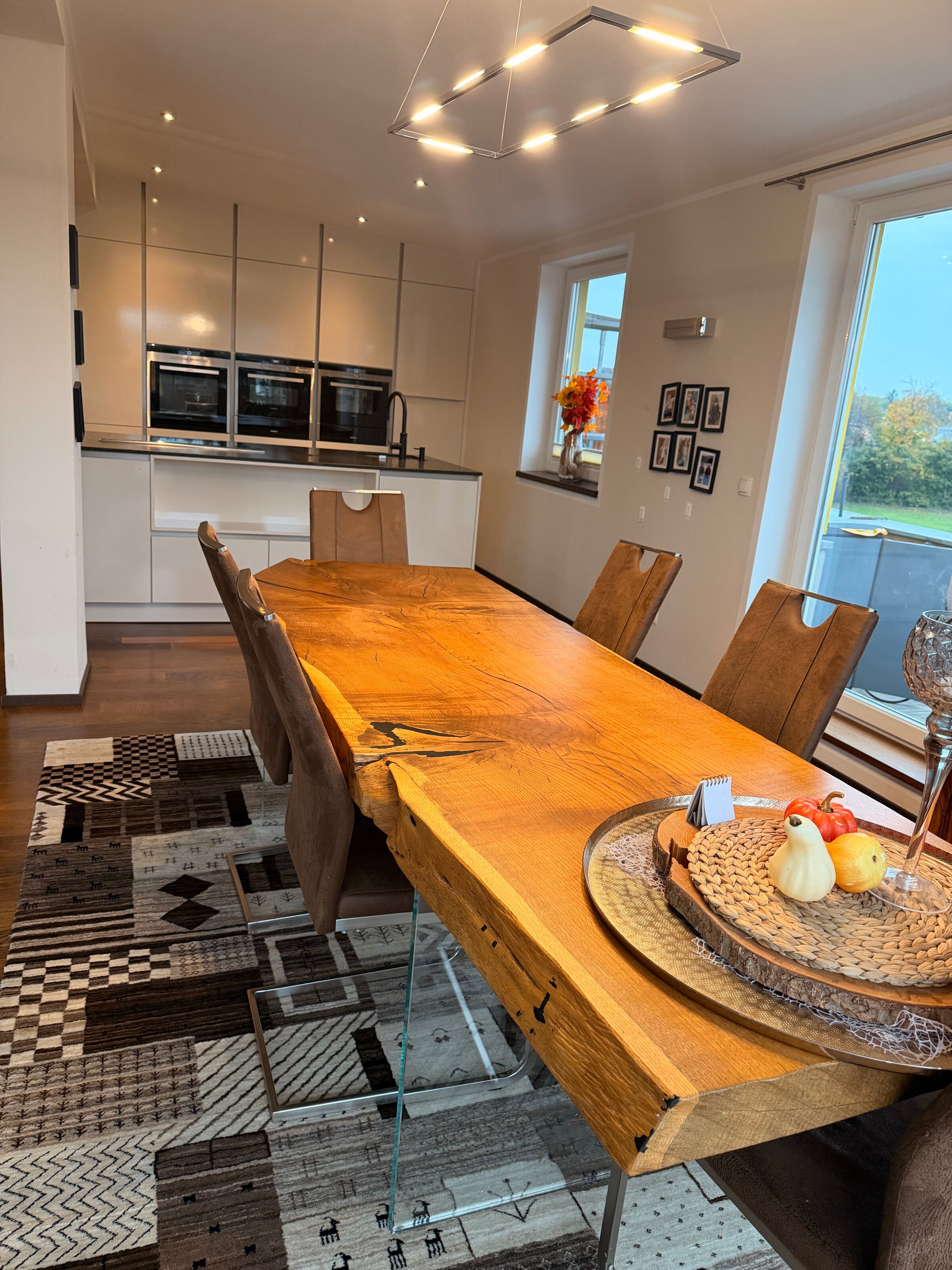 Open kitchen-dining area with solid wood table – 4-room apartment, short-term rental & temporary housing for 1 to 6 months in Salzburg