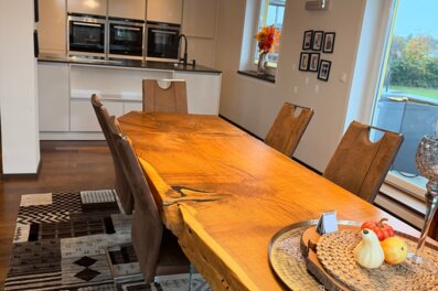 Open kitchen-dining area with solid wood table – 4-room apartment, short-term rental & temporary housing for 1 to 6 months in Salzburg