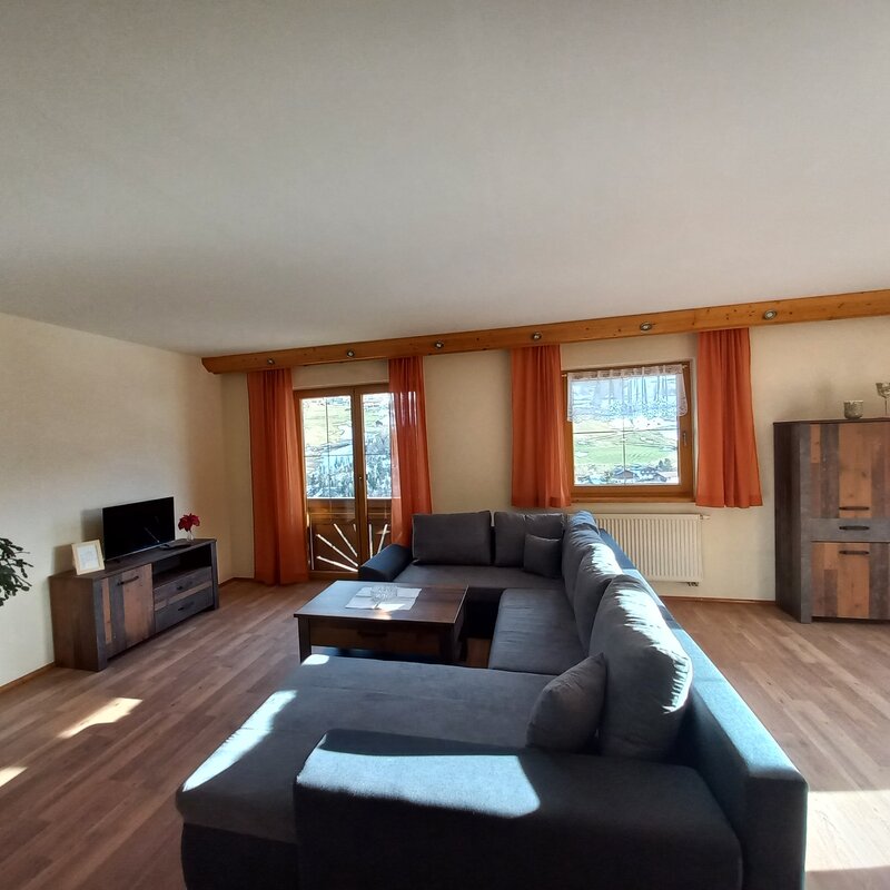 Auf unserer Couch kann man sich wundervoll entspannen, Fernsehen oder ein Gläschen Wein genießen 