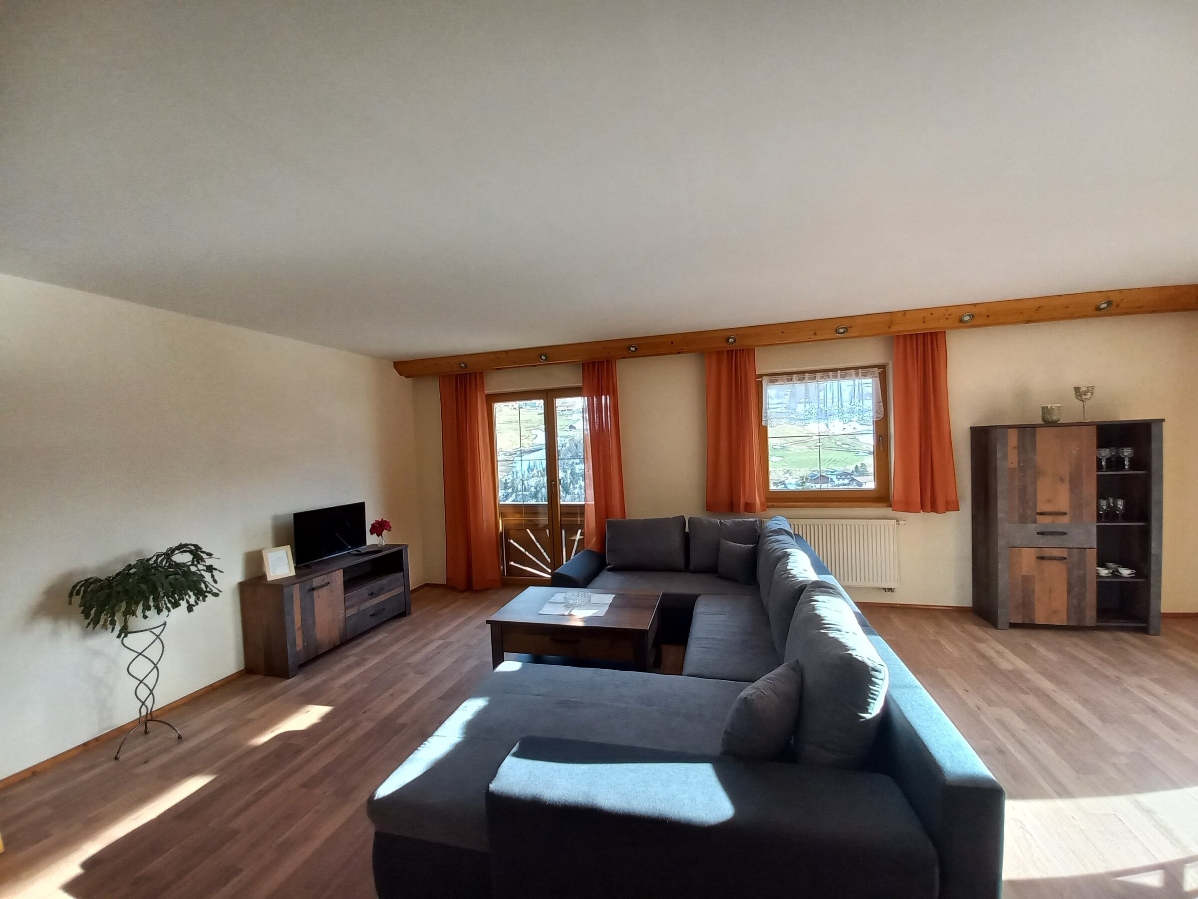 Auf unserer Couch kann man sich wundervoll entspannen, Fernsehen oder ein Gläschen Wein genießen 