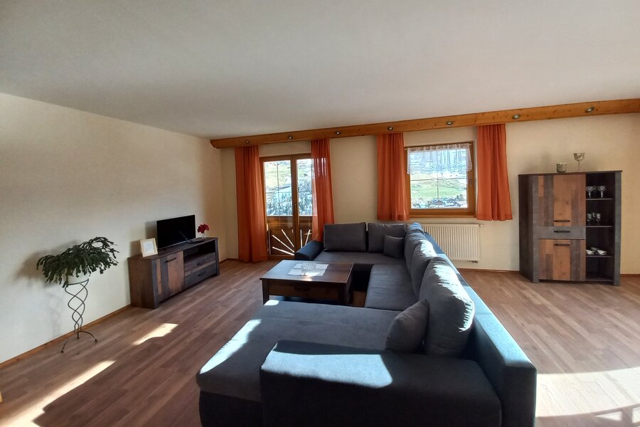 Auf unserer Couch kann man sich wundervoll entspannen, Fernsehen oder ein Gläschen Wein genießen 