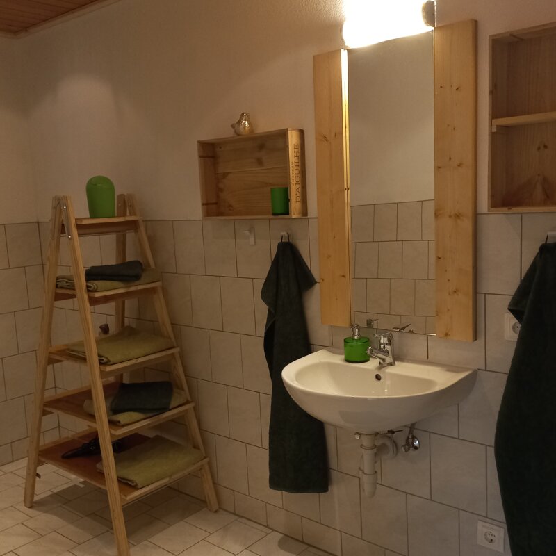 Das Badezimmer ist geräumig und ist geschmackvoll mit Raffinesse eingerichtet