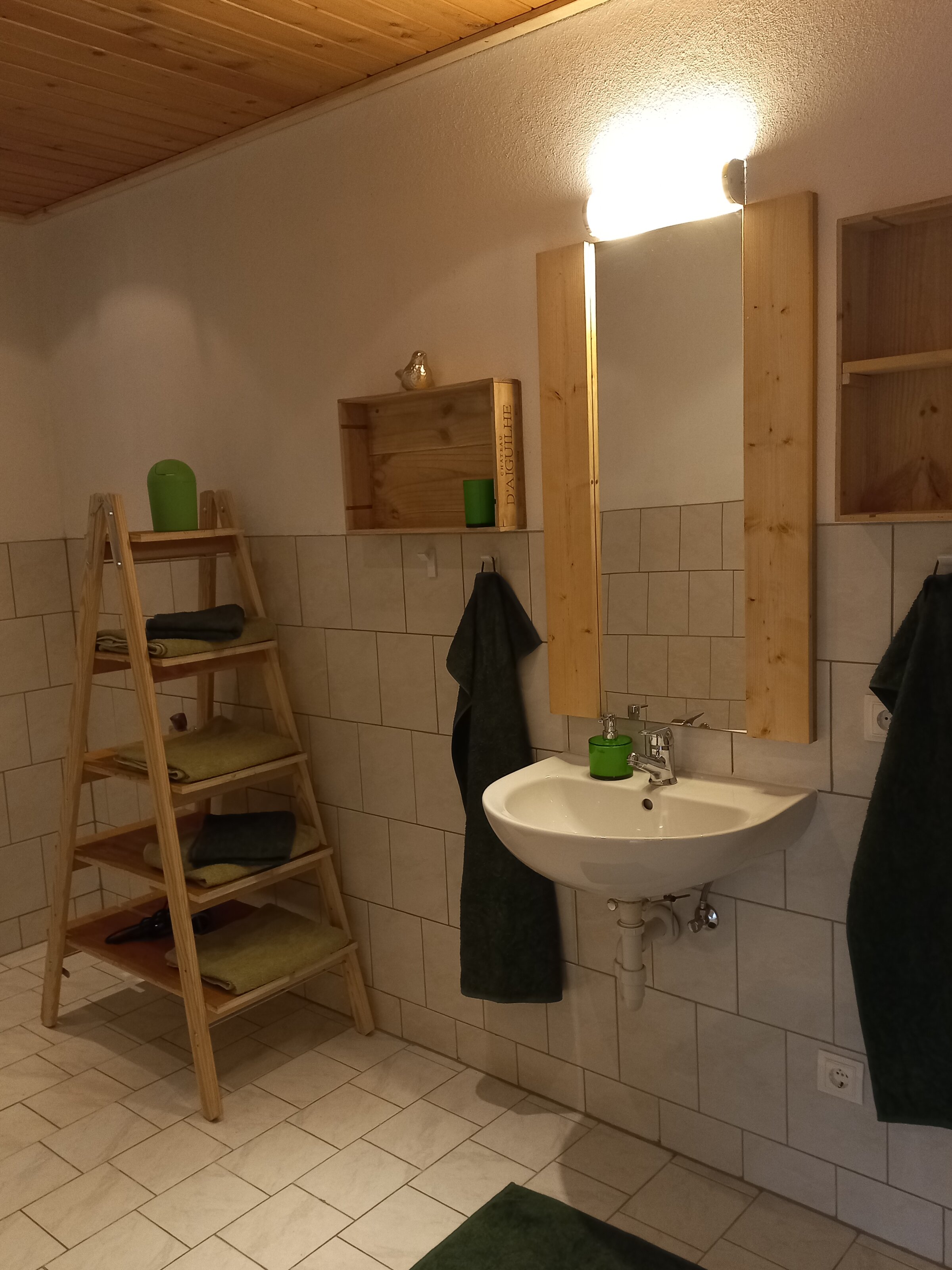 Das Badezimmer ist geräumig und ist geschmackvoll mit Raffinesse eingerichtet