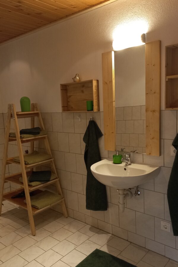 Das Badezimmer ist geräumig und ist geschmackvoll mit Raffinesse eingerichtet