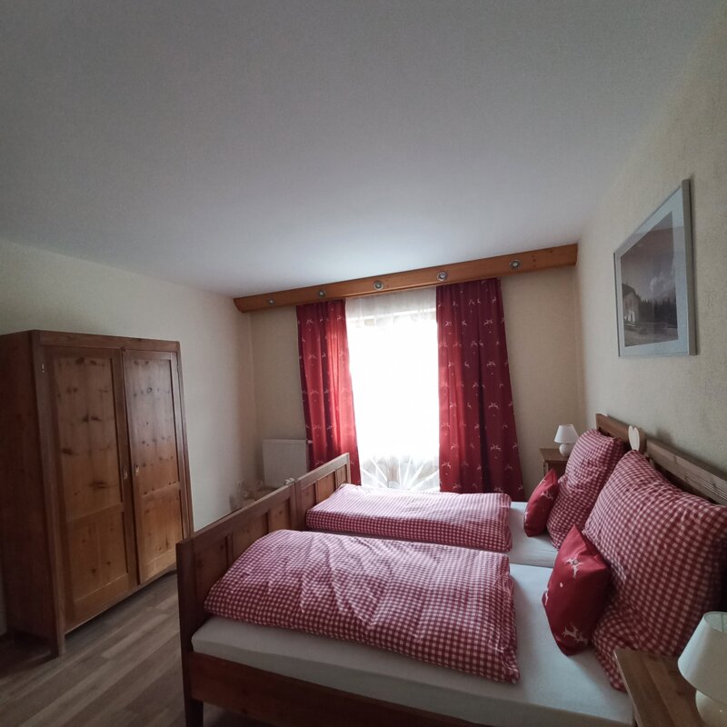 Ein kuscheliges Zimmer mit der Möglichkeit zwei Flügeltüren zu öffnen 