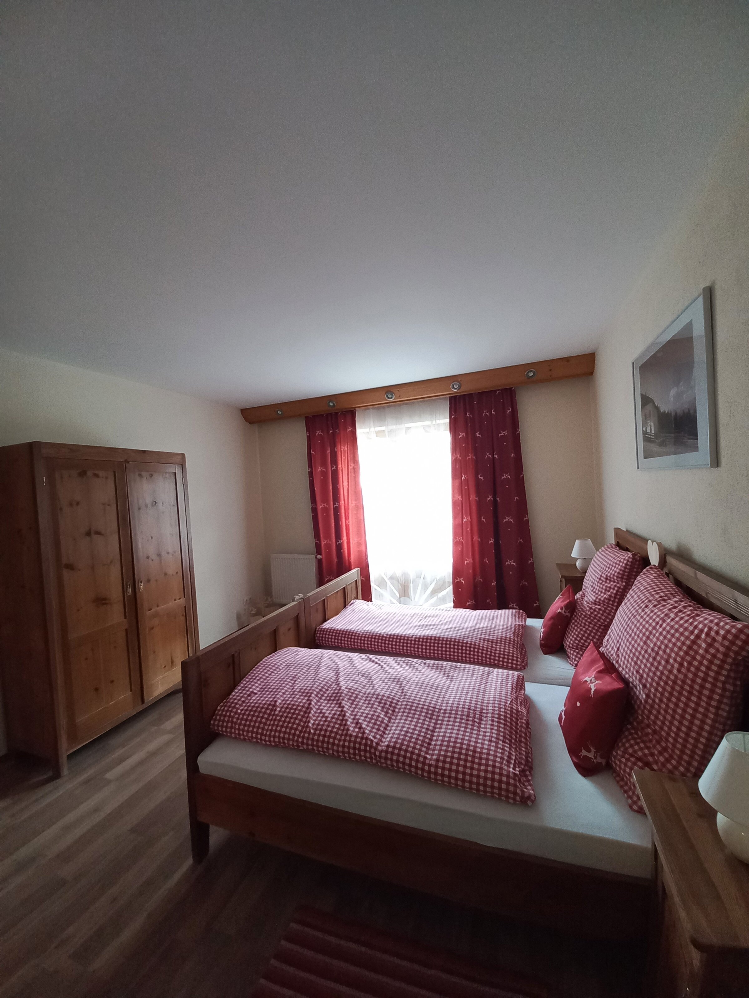 Ein kuscheliges Zimmer mit der Möglichkeit zwei Flügeltüren zu öffnen 