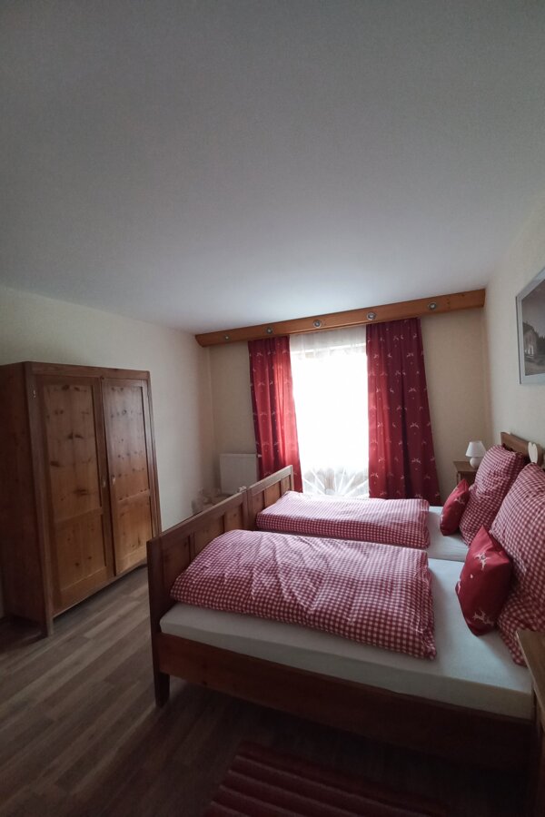 Ein kuscheliges Zimmer mit der Möglichkeit zwei Flügeltüren zu öffnen 