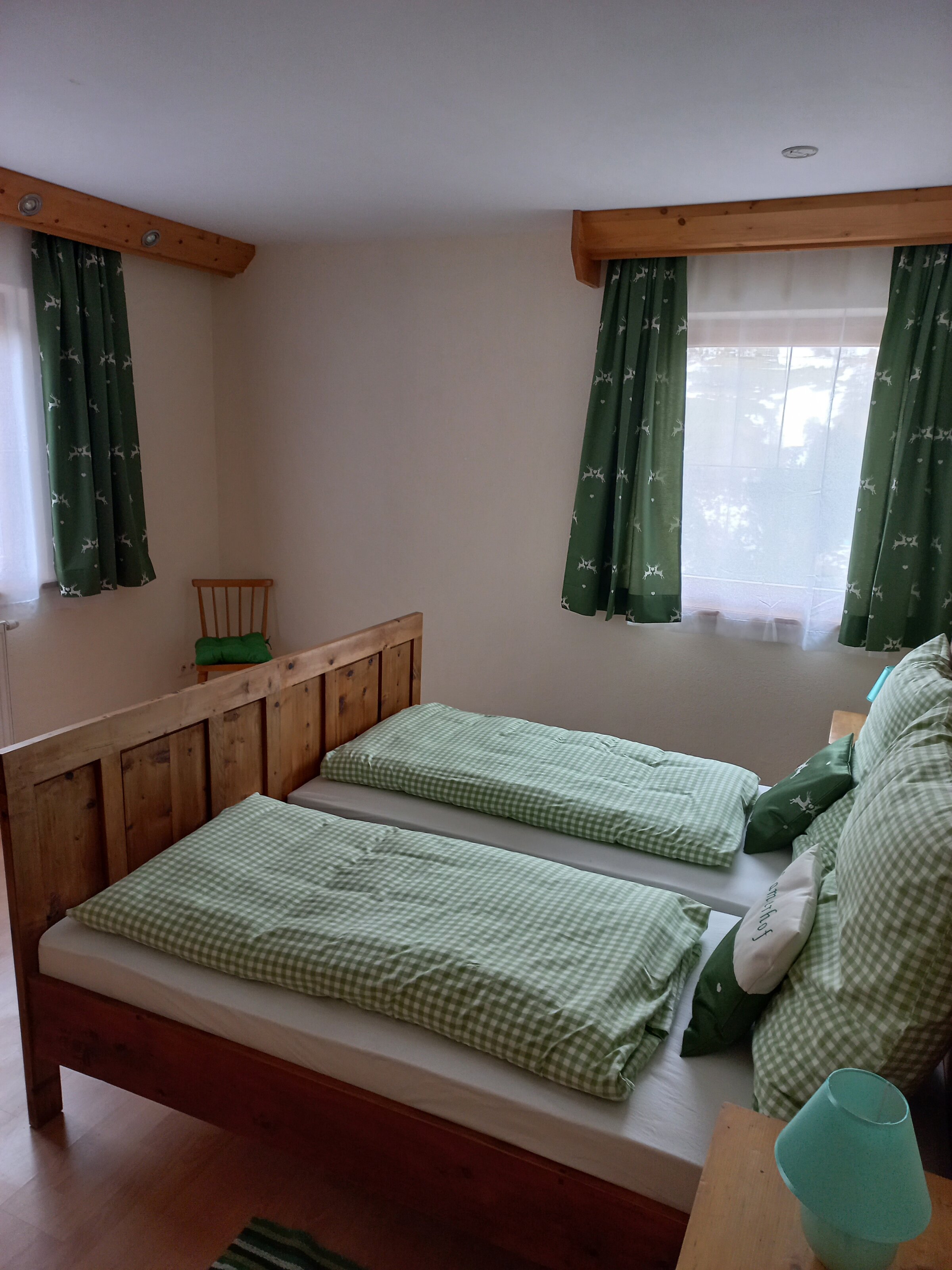 Zirbenbetten und natürliche Materialien zeichnen das grüne als auch das rote Zimmer aus