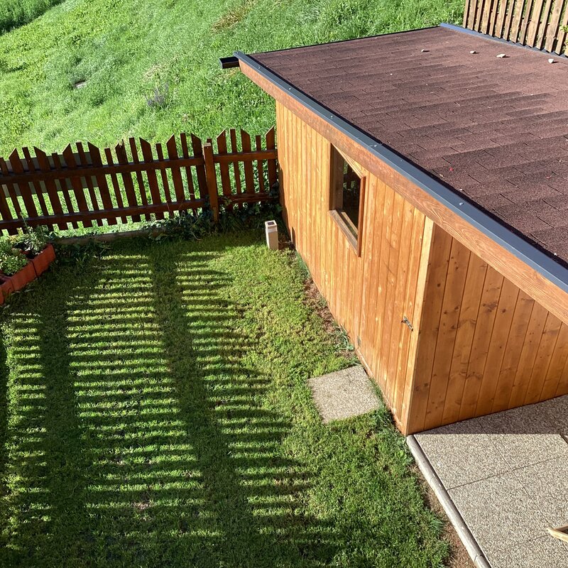 Zur Entspannung steht ein privater Garten mit Loggia zur Verfügung