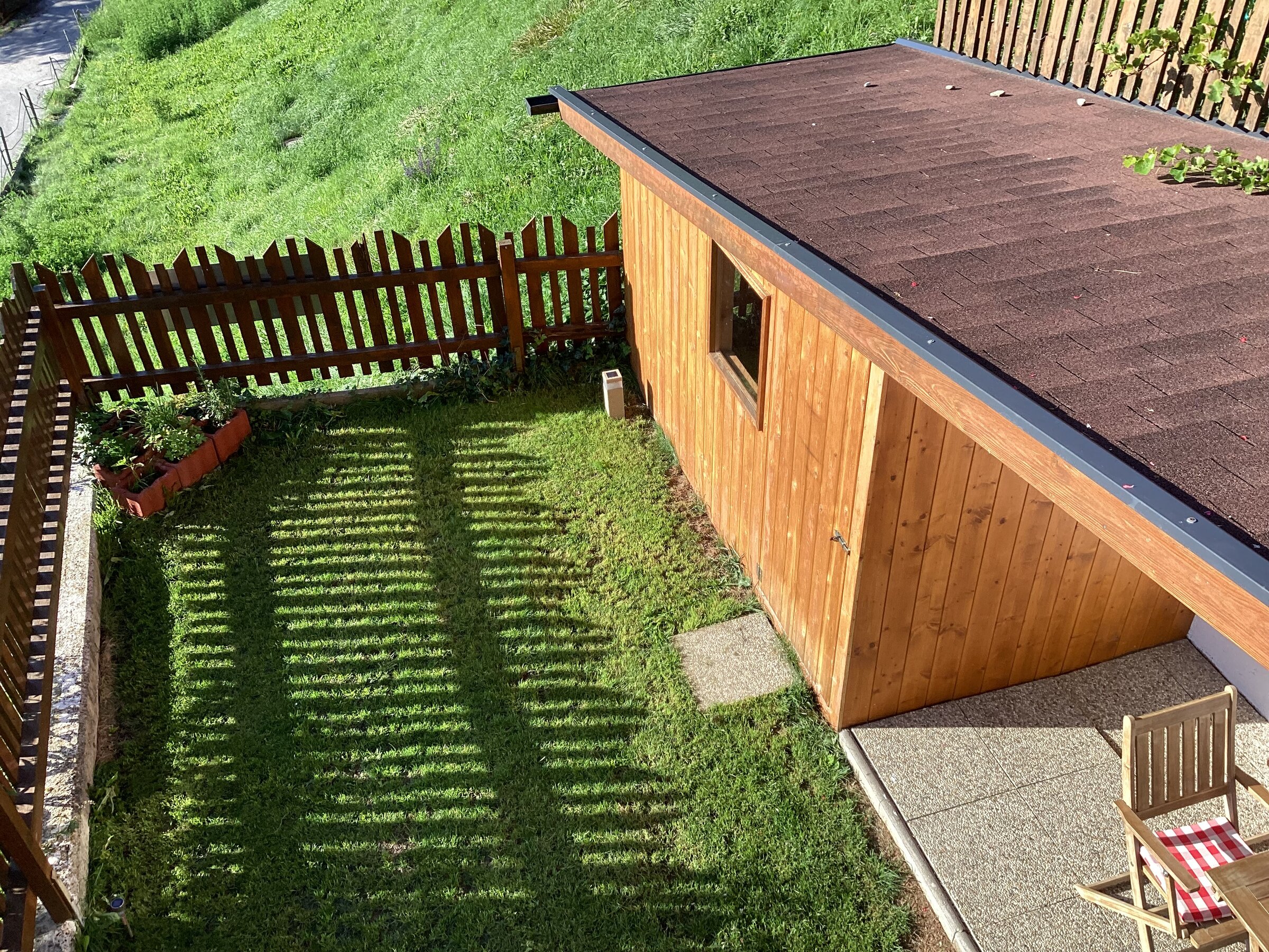 Zur Entspannung steht ein privater Garten mit Loggia zur Verfügung