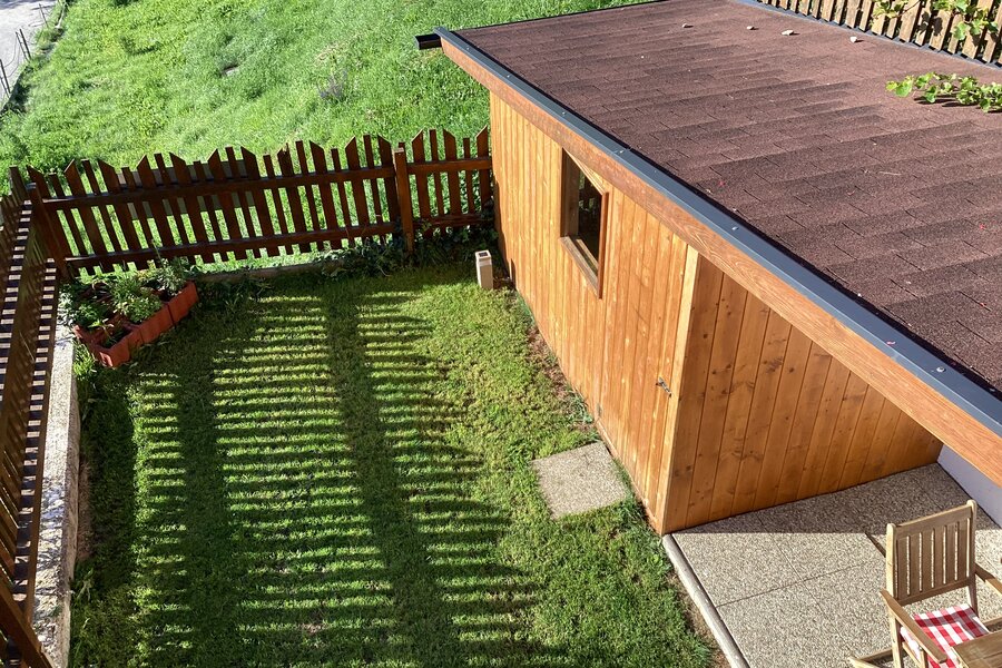 Zur Entspannung steht ein privater Garten mit Loggia zur Verfügung