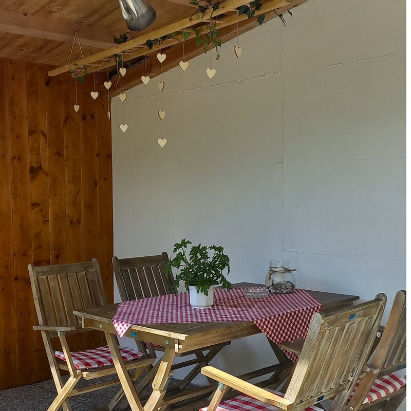 Ein lauer Sommerabend  in der Loggi, da lässt es sich leben