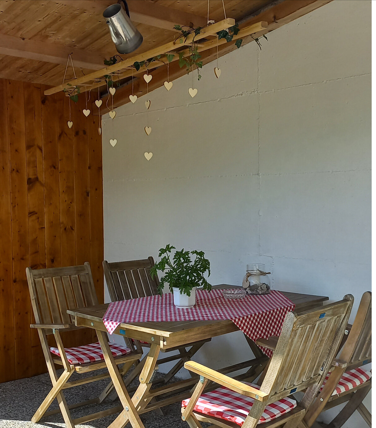 Ein lauer Sommerabend  in der Loggi, da lässt es sich leben