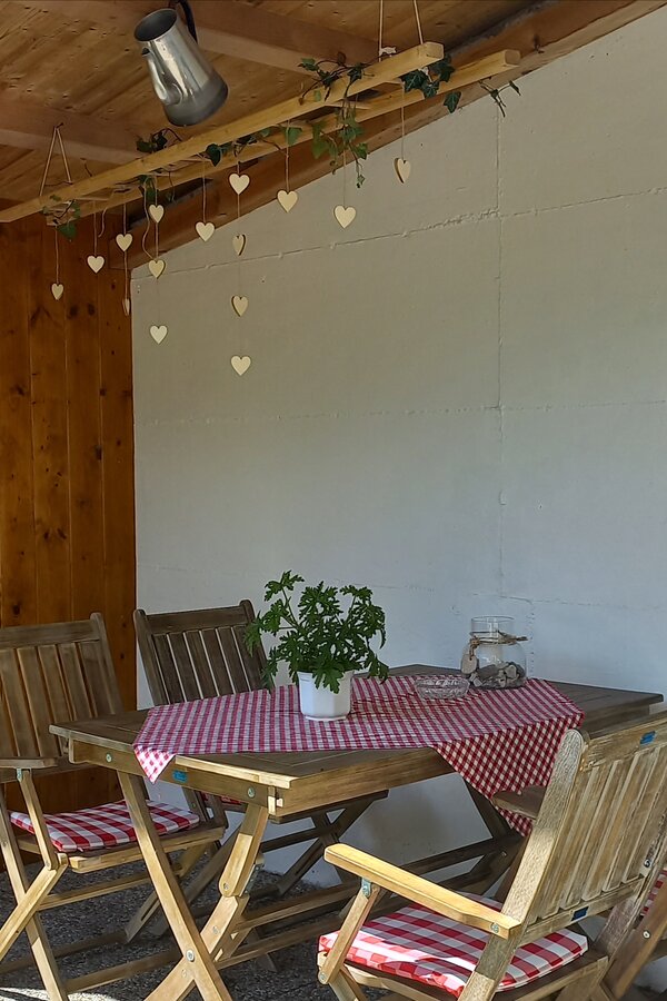 Ein lauer Sommerabend  in der Loggi, da lässt es sich leben