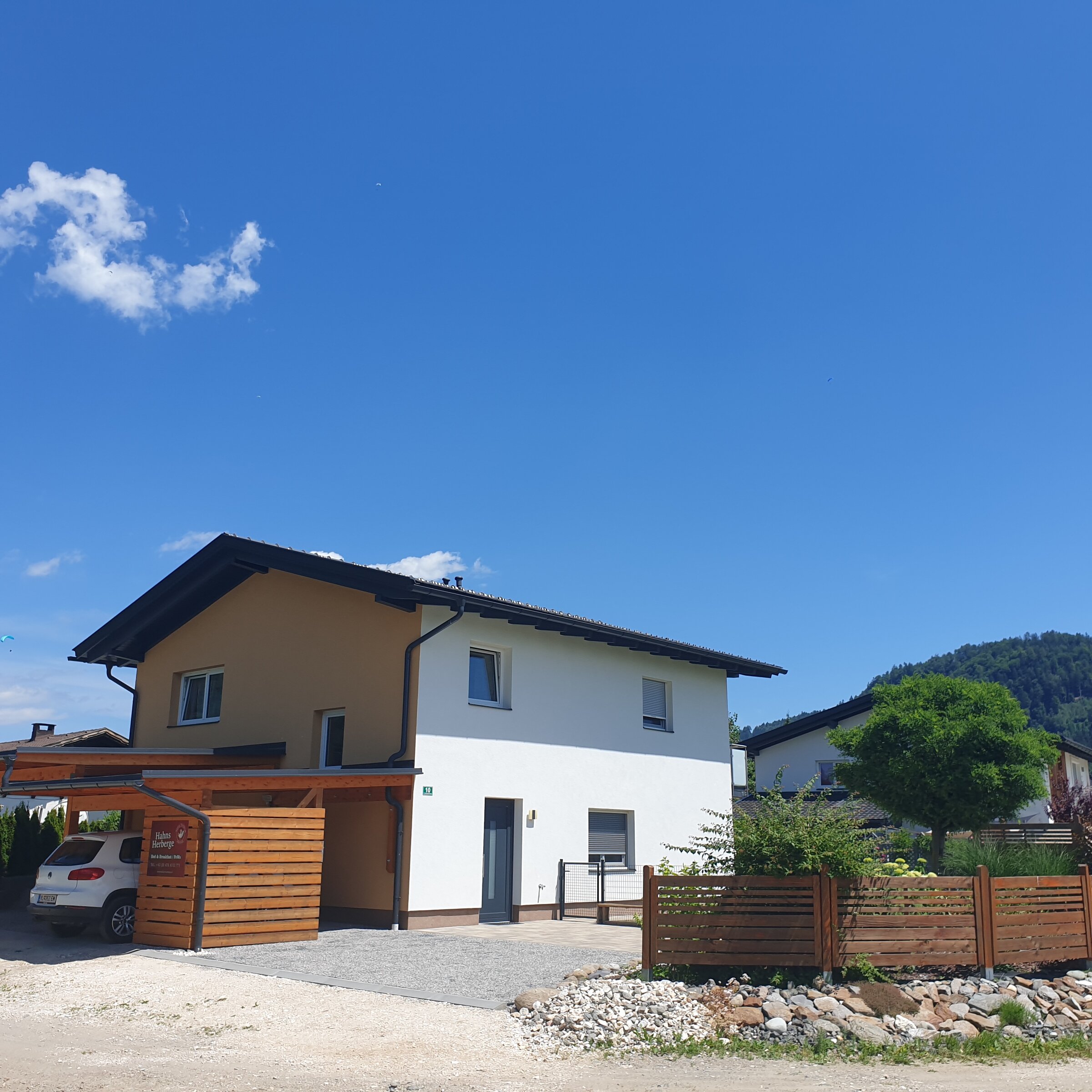 Außenansicht mit Carport | © A. Hahn