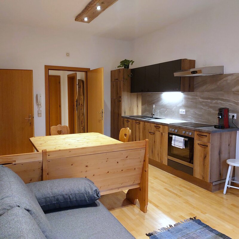 Wohnküche mit moderner Küche – 2-Zimmer-Wohnung zur Kurzzeitmiete, Wohnen auf Zeit 1 bis 6 Monate, Millstatt am See