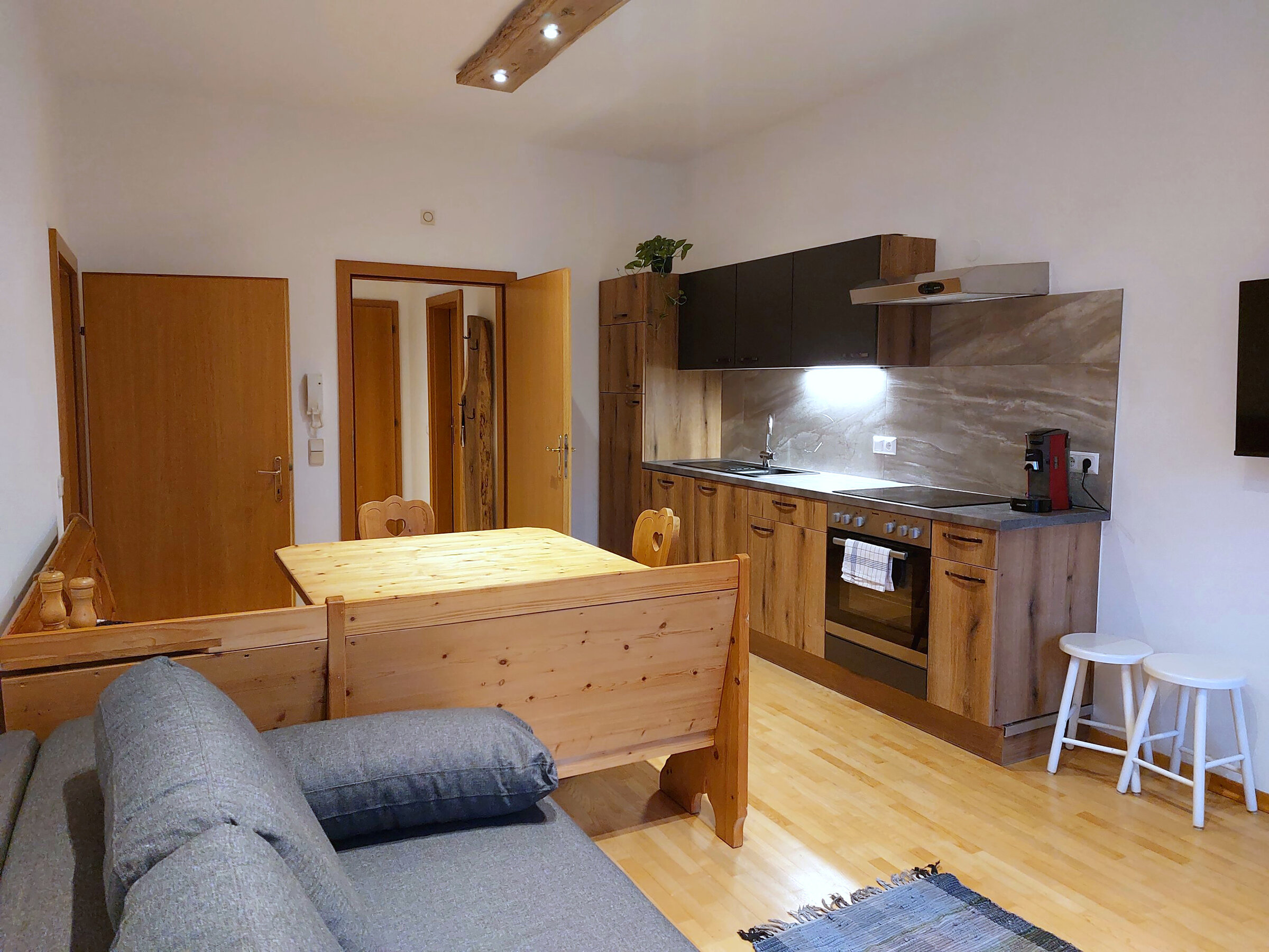Wohnküche mit moderner Küche – 2-Zimmer-Wohnung zur Kurzzeitmiete, Wohnen auf Zeit 1 bis 6 Monate, Millstatt am See