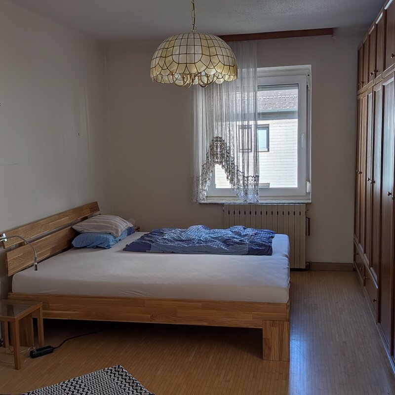 Helles Schlafzimmer mit Holzbett & Einbauschränken – 2-Zimmer-Wohnung, Kurzzeitmiete Linz, Wohnen auf Zeit 1–6 Monate