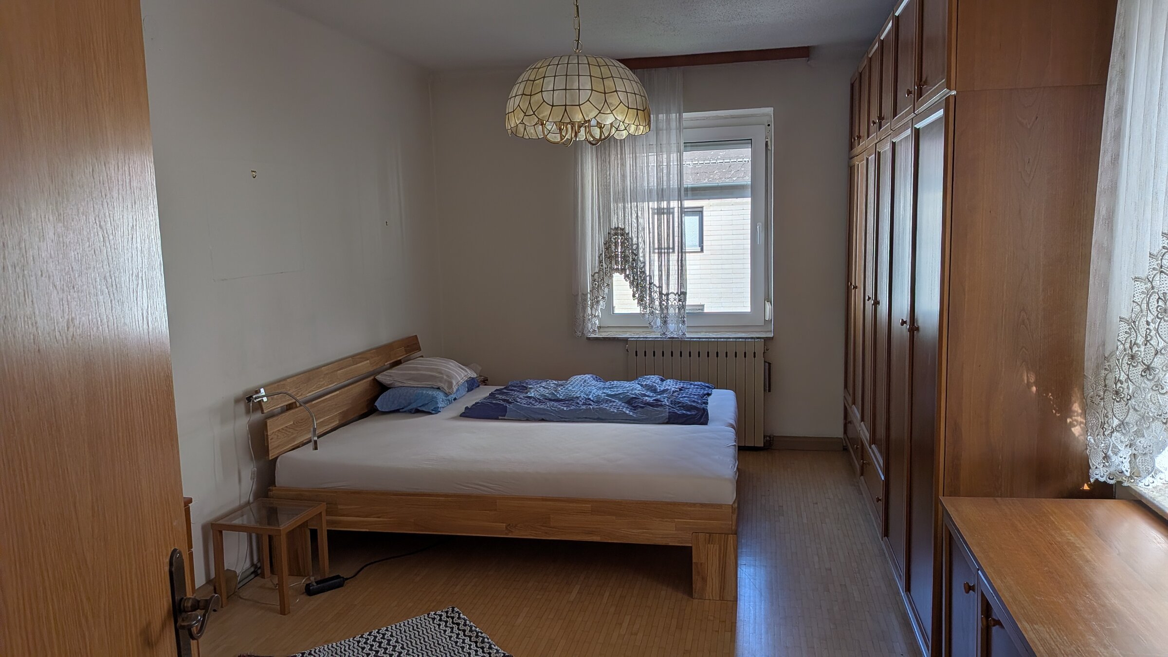 Helles Schlafzimmer mit Holzbett & Einbauschränken – 2-Zimmer-Wohnung, Kurzzeitmiete Linz, Wohnen auf Zeit 1–6 Monate