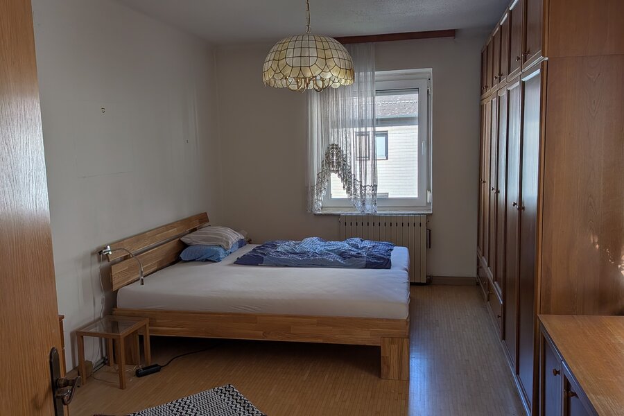 Helles Schlafzimmer mit Holzbett & Einbauschränken – 2-Zimmer-Wohnung, Kurzzeitmiete Linz, Wohnen auf Zeit 1–6 Monate