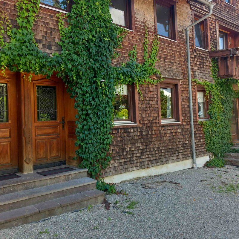 Altbau mit begrünter Holzschindel-Fassade – 2-Zimmer-Wohnung zur Kurzzeitmiete & Wohnen auf Zeit für 1 bis 6 Monate in Hohenweiler