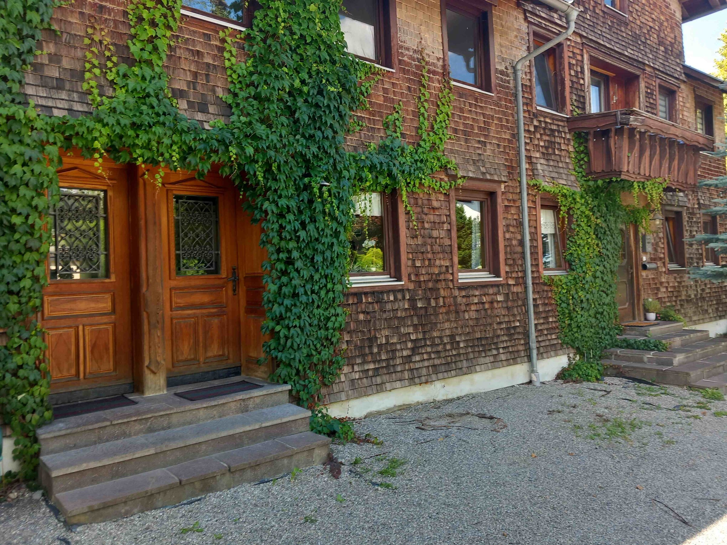 Altbau mit begrünter Holzschindel-Fassade – 2-Zimmer-Wohnung zur Kurzzeitmiete & Wohnen auf Zeit für 1 bis 6 Monate in Hohenweiler