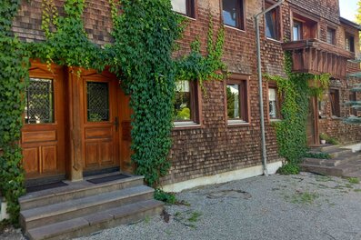Altbau mit begrünter Holzschindel-Fassade – 2-Zimmer-Wohnung zur Kurzzeitmiete & Wohnen auf Zeit für 1 bis 6 Monate in Hohenweiler