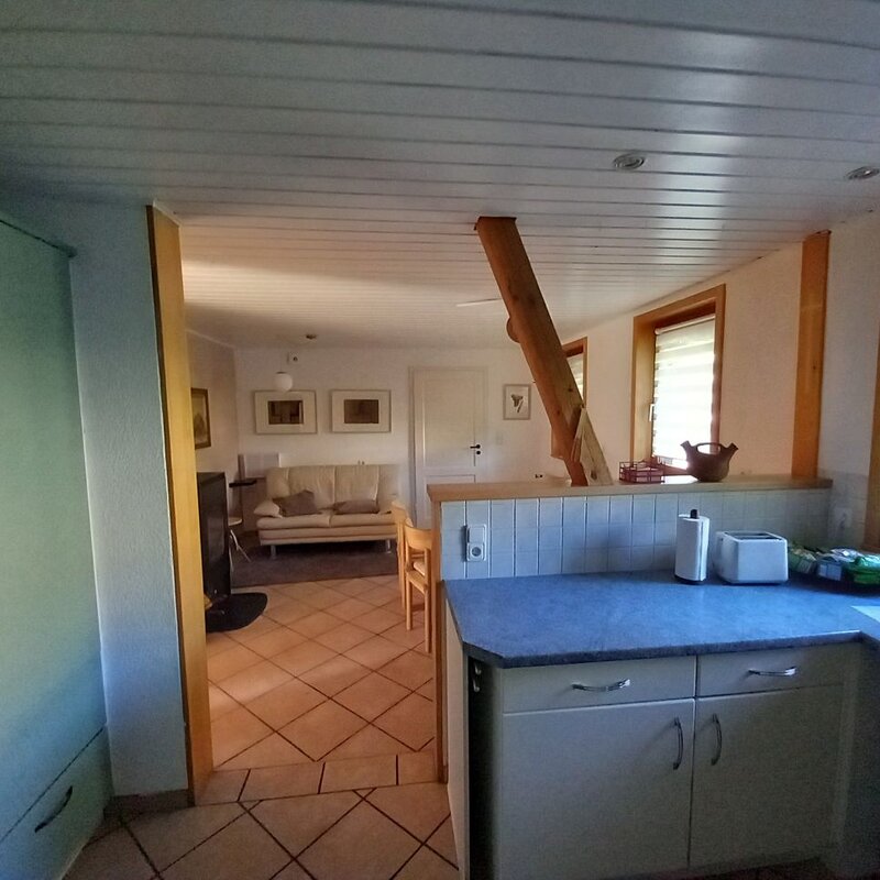 Blick von Küche in Wohnbereich