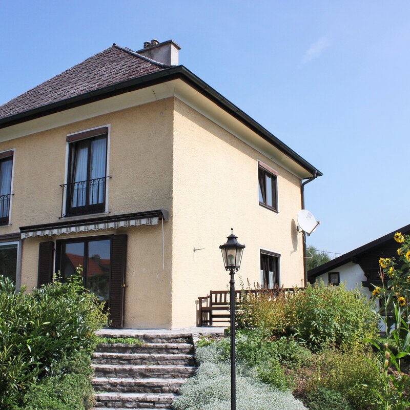 die Villa mit der Terrasse von der Gartenseite gesehen