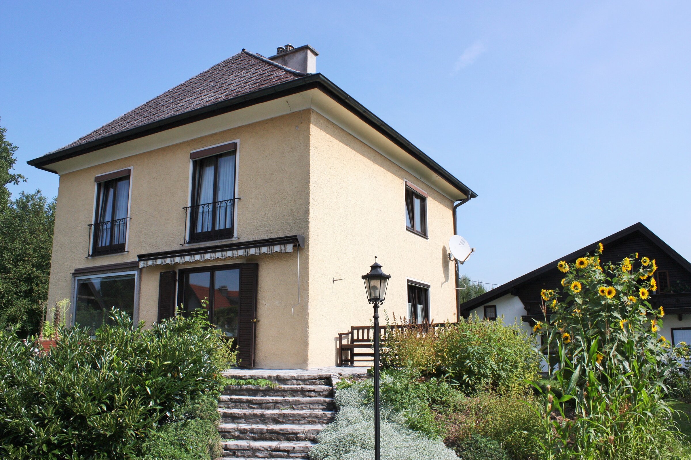 die Villa mit der Terrasse von der Gartenseite gesehen