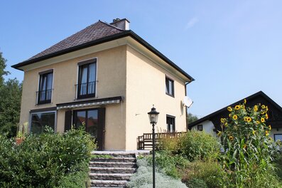 die Villa mit der Terrasse von der Gartenseite gesehen