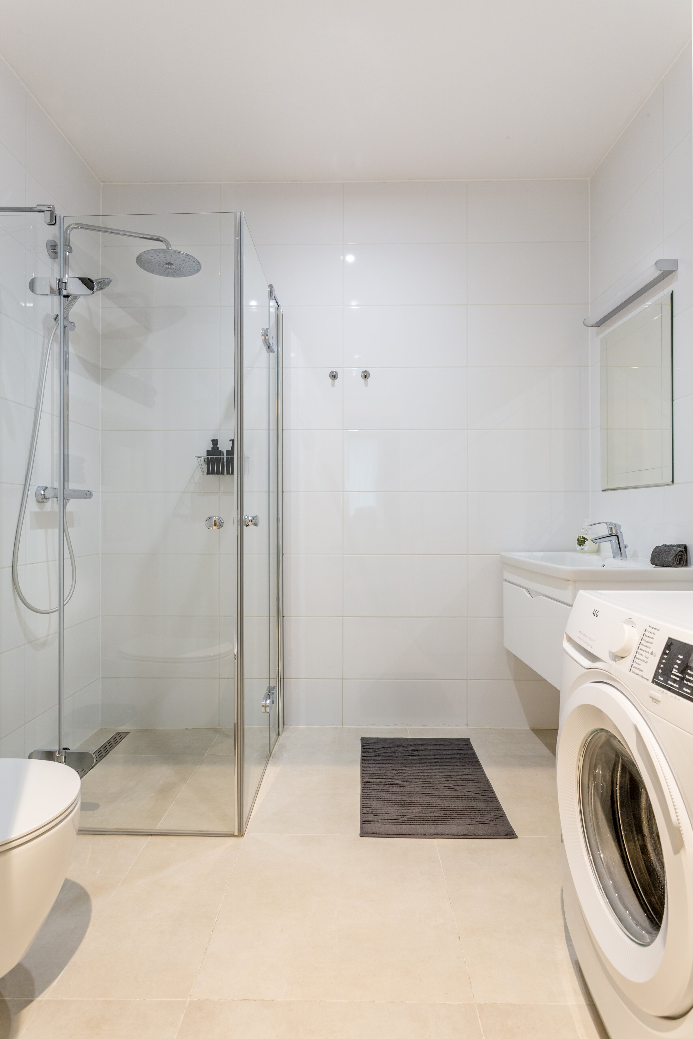 Badezimmer mit Waschmaschiene