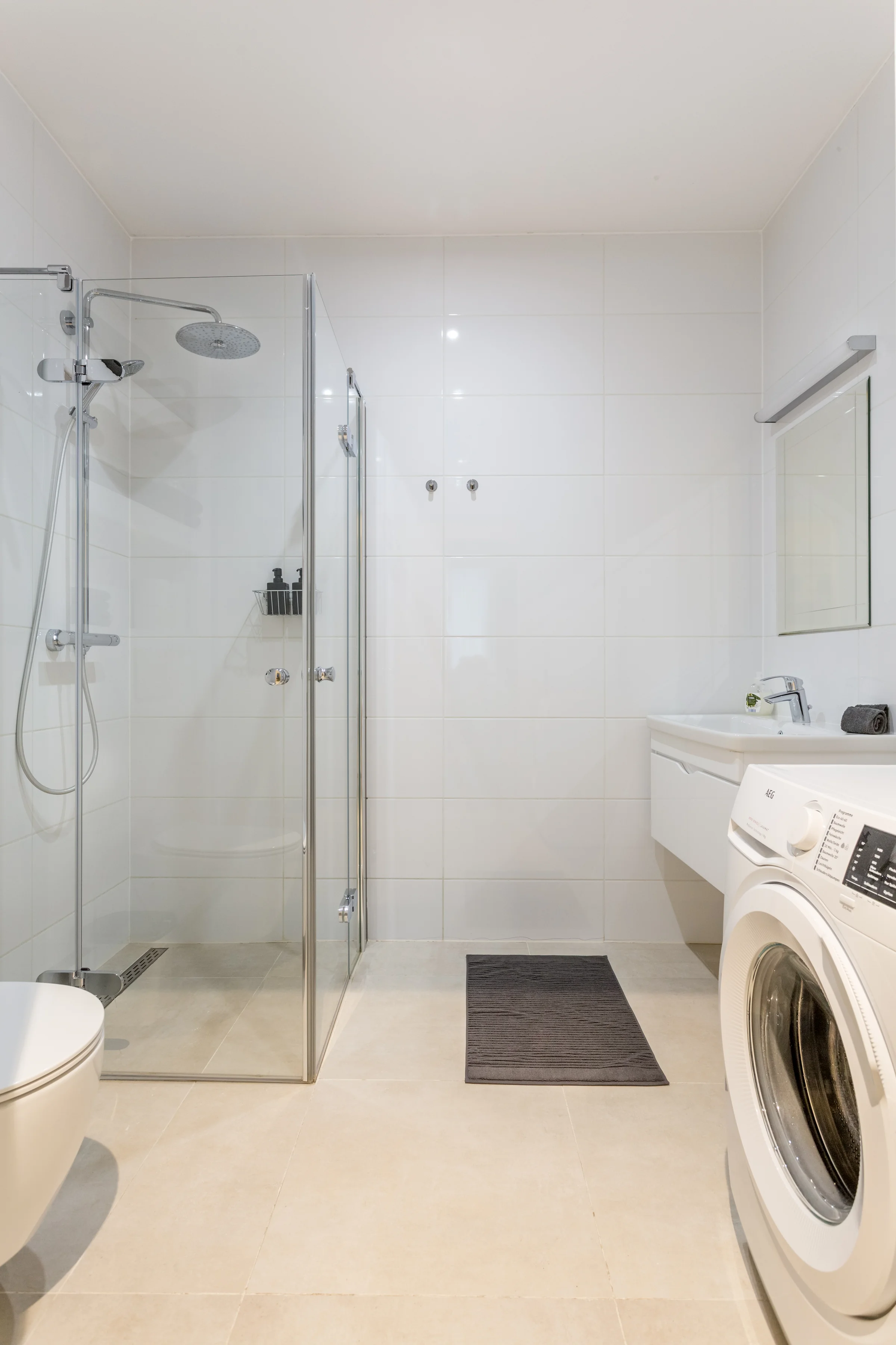 Badezimmer mit Waschmaschiene