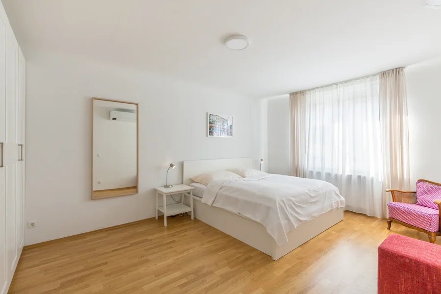 Kingsize bed and planty of storage space