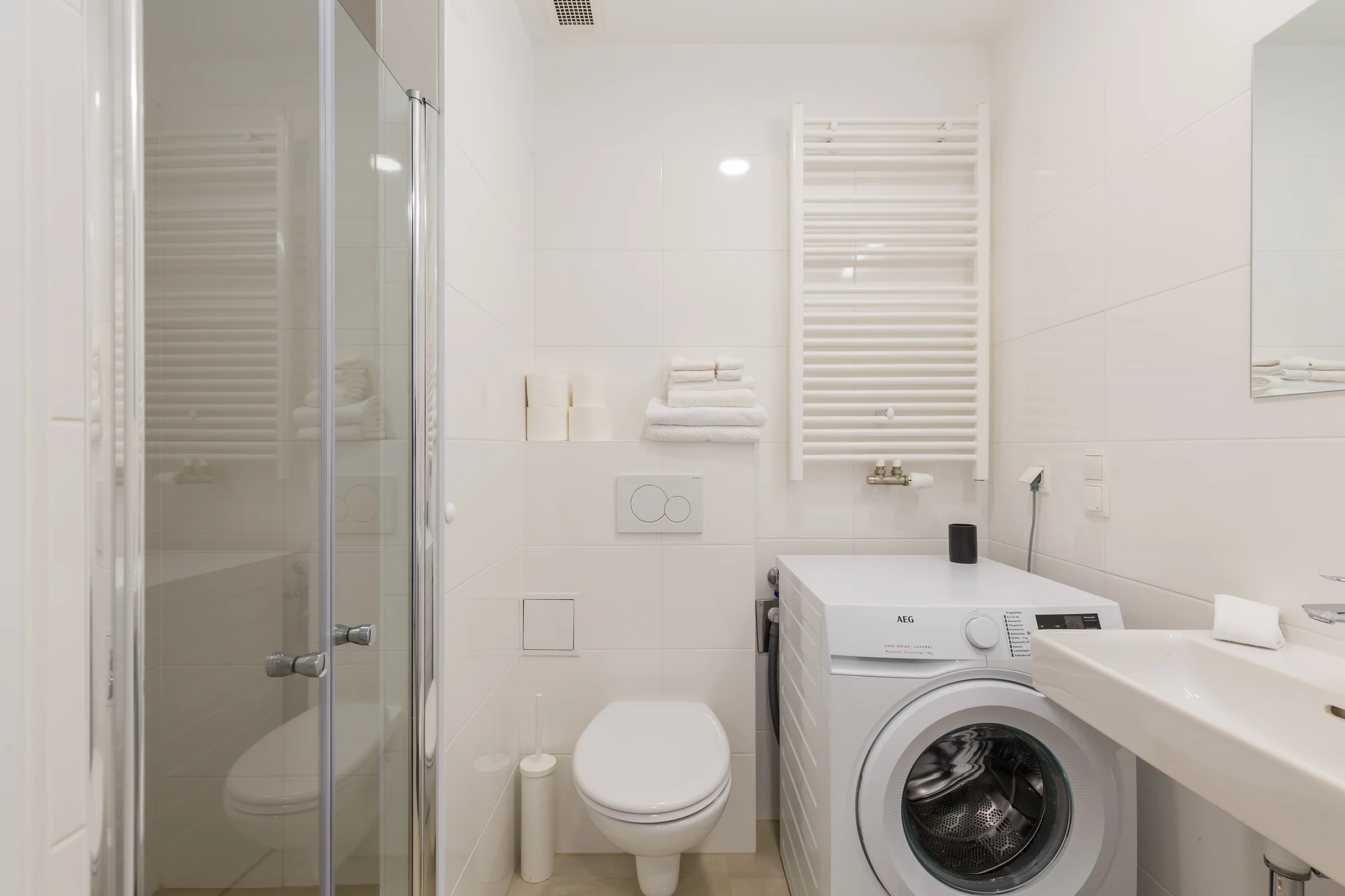 Badezimmer, WC, Waschmaschiene, Waschbecken